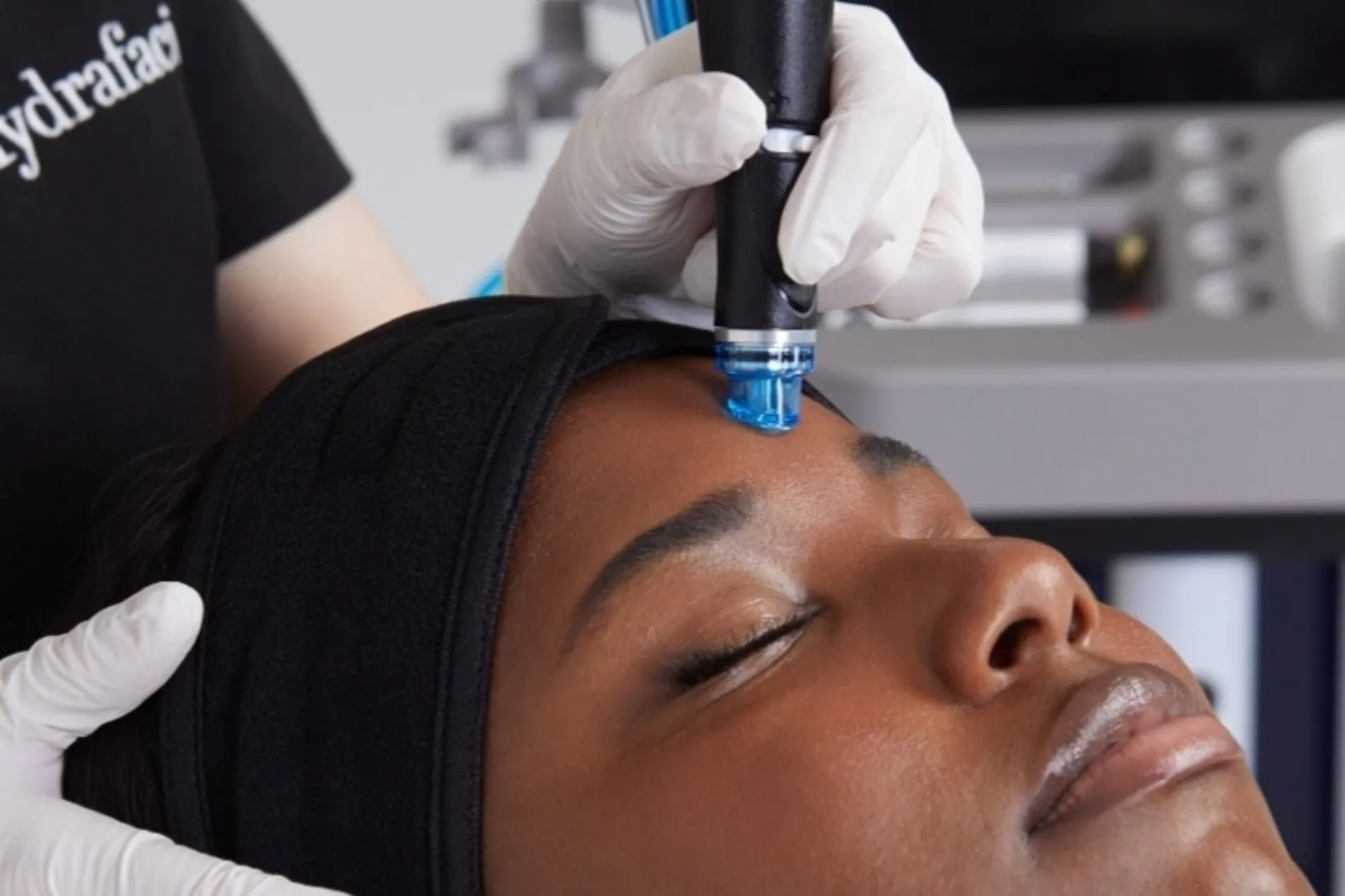 HydraFacial-behandling utf&oslash;res i klinikken