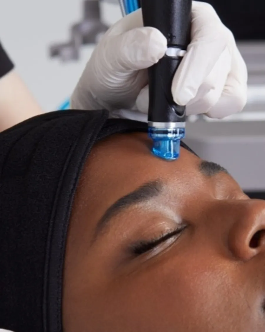 HydraFacial-behandling utføres i klinikken